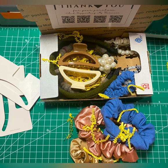 Hair accessory bundle, 21 counted items. BOX 2264 - Picture 3 of 6